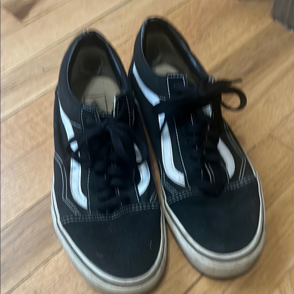 Vans Men's Black and White Classic Sneakers